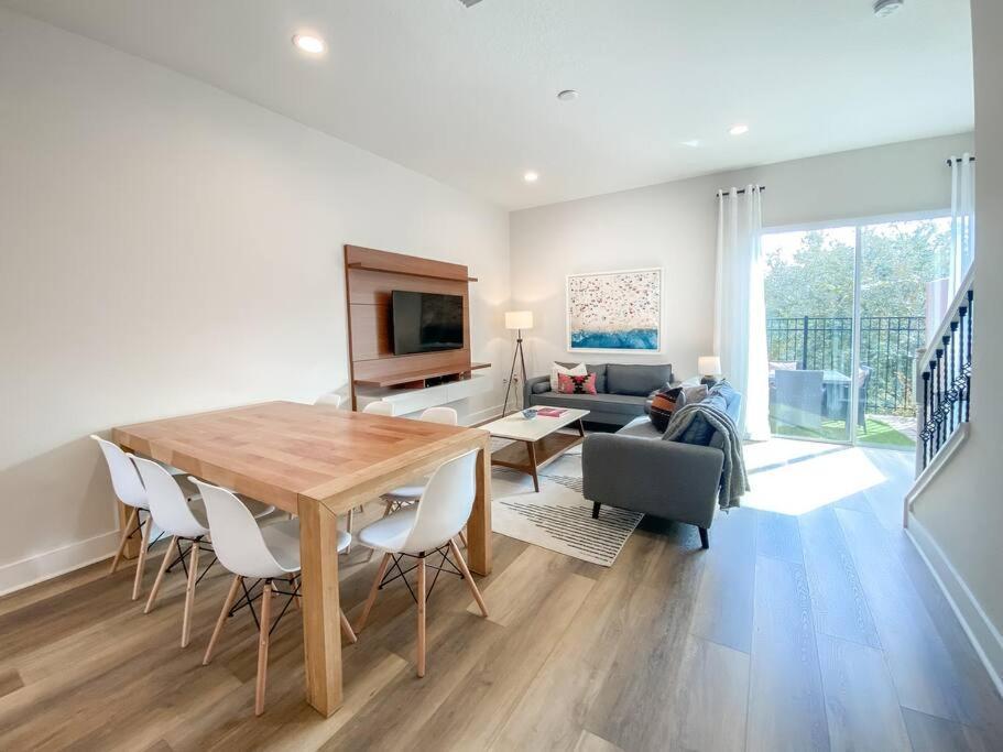 Brand New 3 Bedroom Near Disney / Wi-fi / Parking