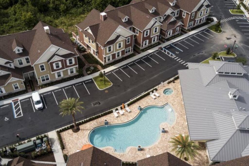 Brand New 3 Bedroom Near Disney / Wi-fi / Parking Orlando