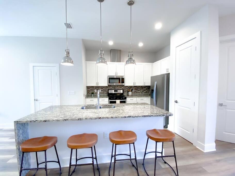 Brand New 3 Bedroom Near Disney / Wi-fi / Parking Holiday home *