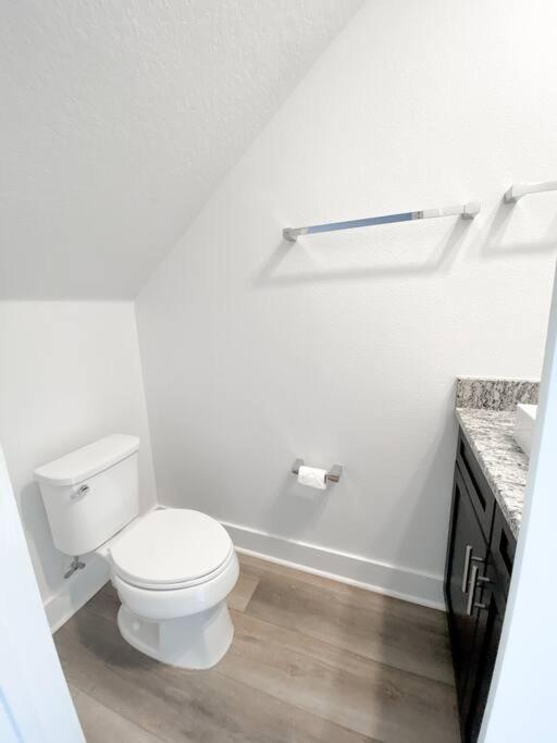Brand New 3 Bedroom Near Disney / Wi-fi / Parking * Orlando