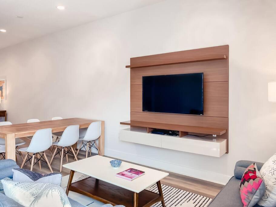 Brand New 3 Bedroom Near Disney / Wi-fi / Parking *