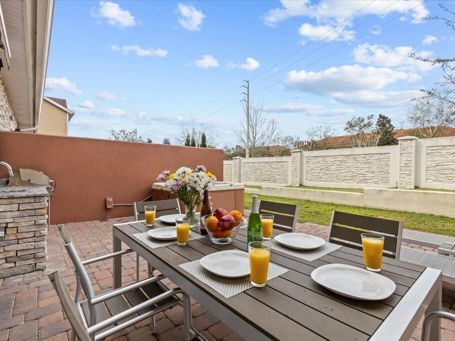 Location!! Modern Luxury 2 Miles From Disney! * Orlando