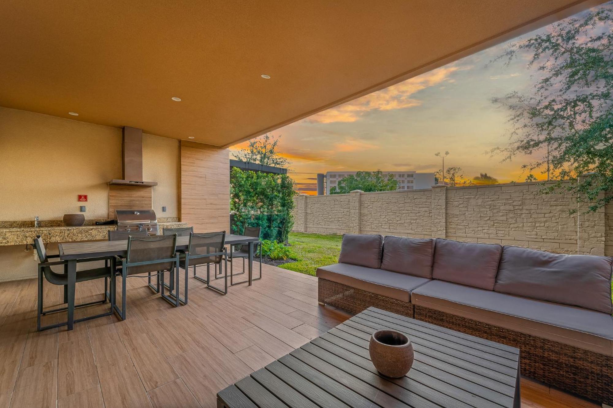 Outdoor Kitchen + 8 Min To + Apartment