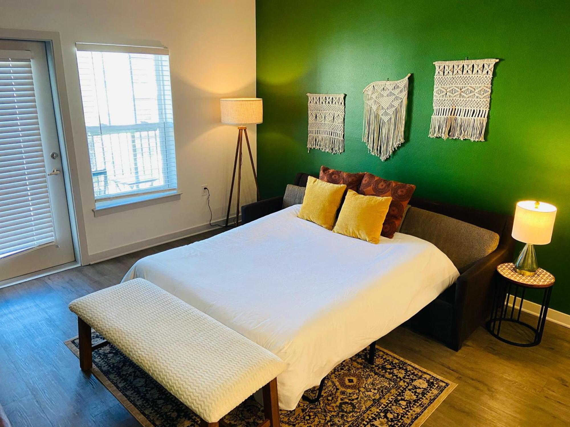 Complete Cozy 2bed 10 Min To Parks Allows Pet, Resort-style Amenities