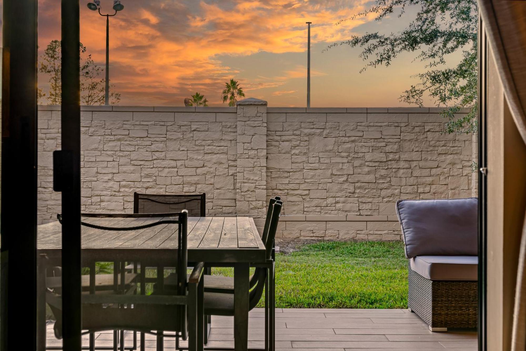 Outdoor Kitchen + 8 Min To + Apartment Orlando