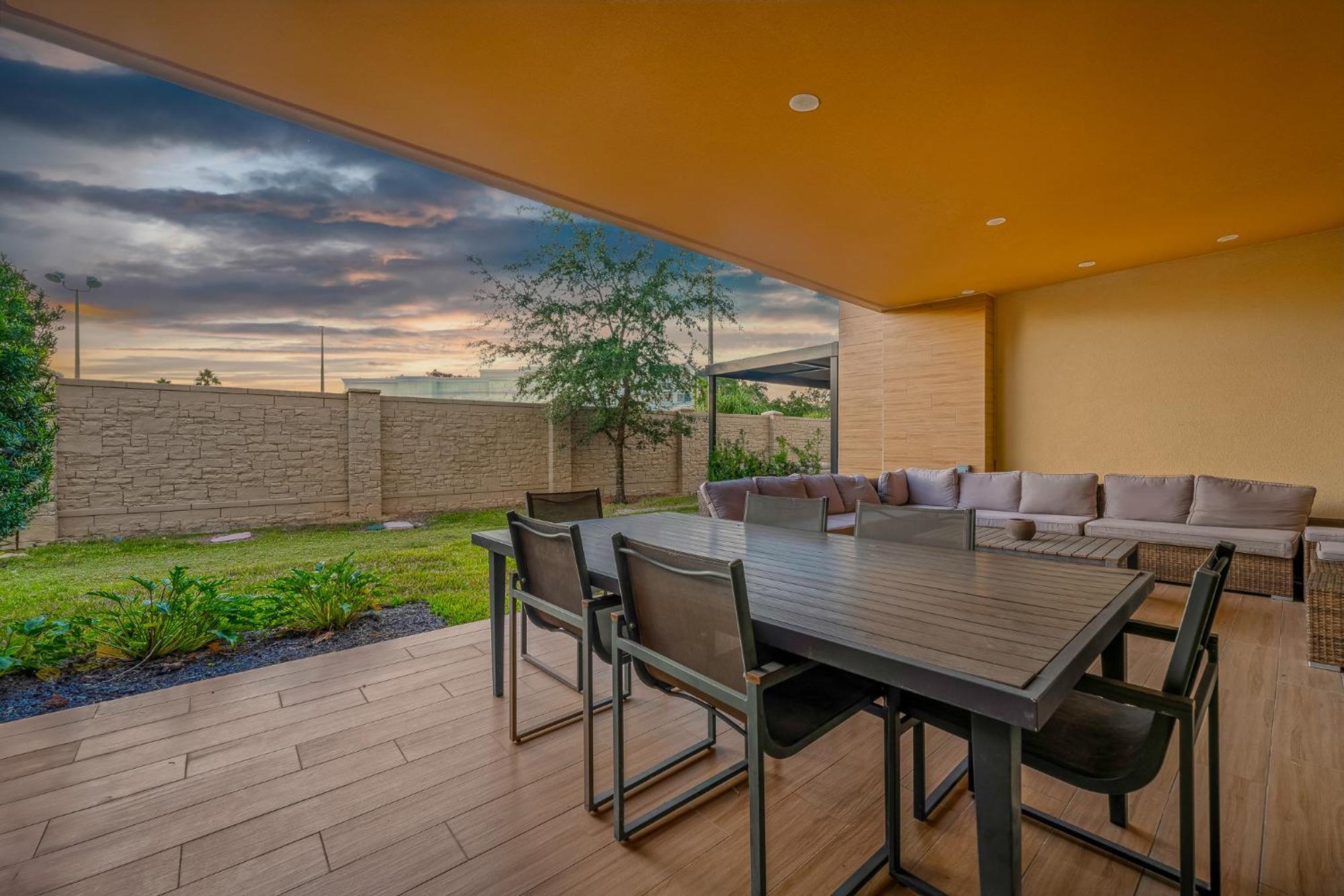 Outdoor Kitchen + 8 Min To + Apartment