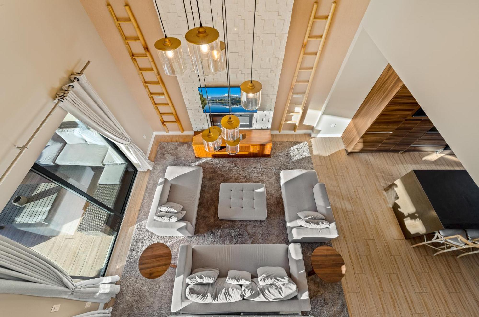Outdoor Kitchen + 8 Min To + Apartment *