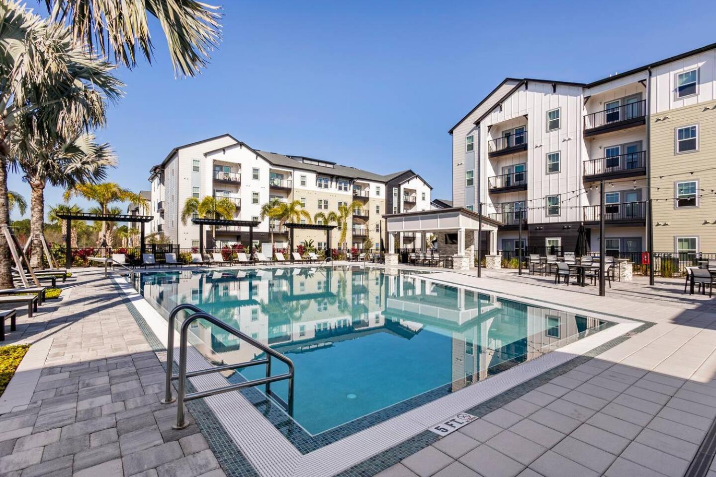 Complete Vibrant 10 Min To Parks Pet-friendly Resort-style Amenities Apartment