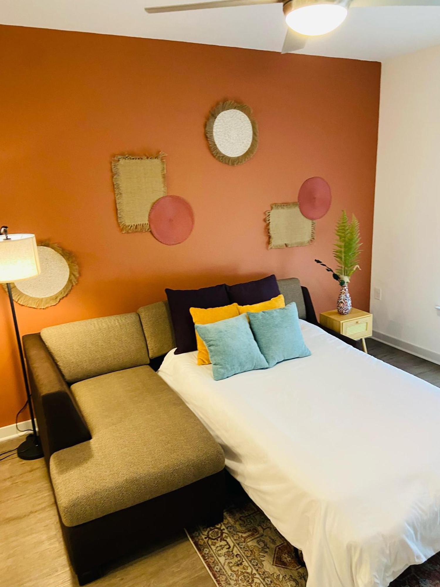 Complete Vibrant 10 Min To Parks Pet-friendly Resort-style Amenities Apartment
