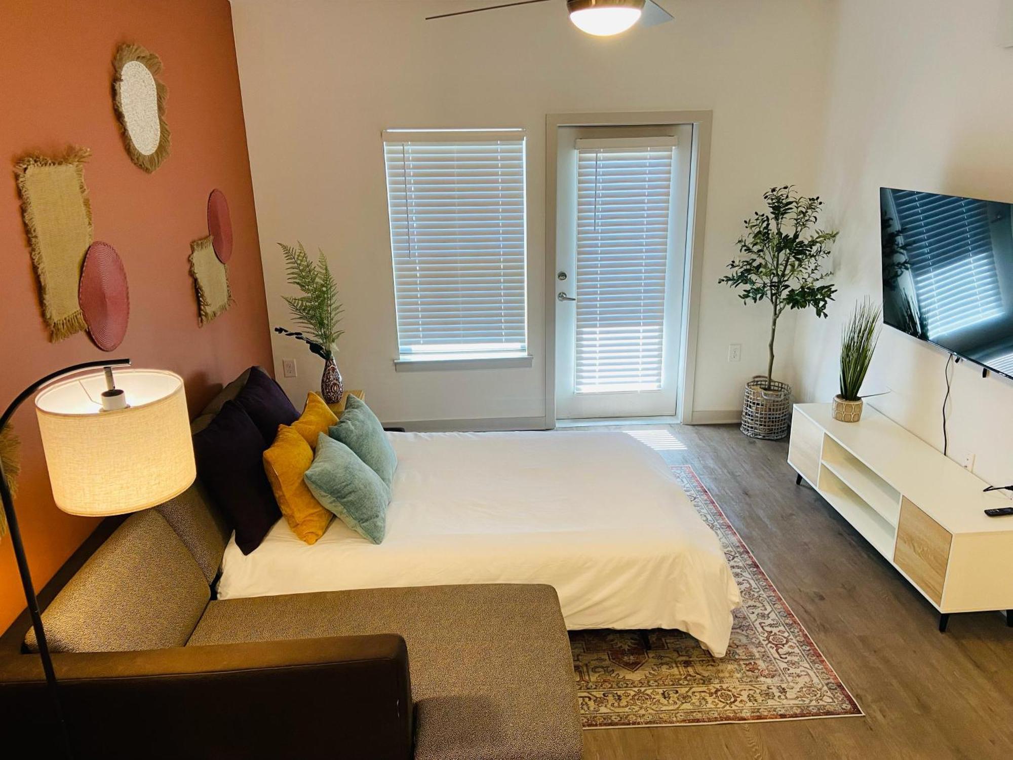 Complete Vibrant 10 Min To Parks Pet-friendly Resort-style Amenities Apartment