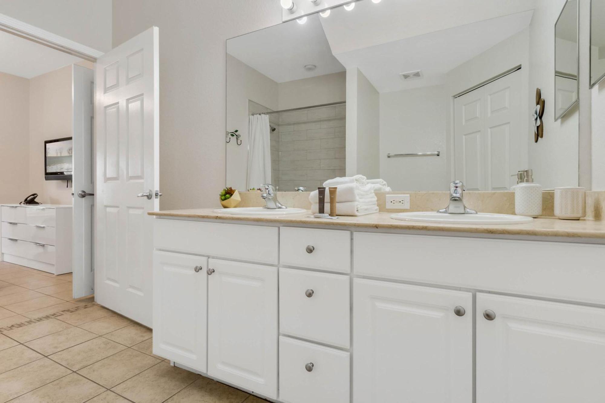 3 Bedrooms - 2 Bathrooms - Lucaya Village 6-107 *