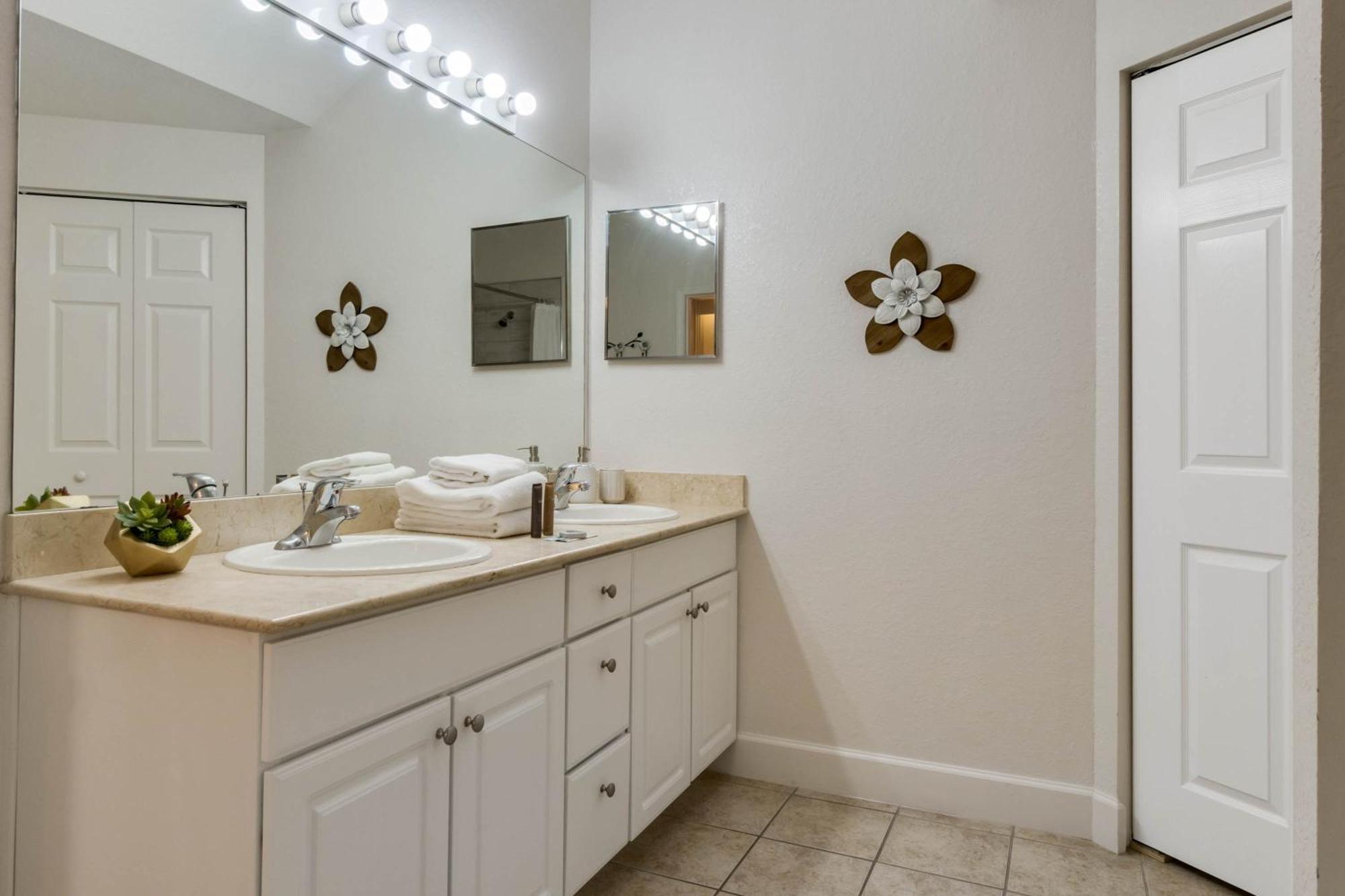 3 Bedrooms - 2 Bathrooms - Lucaya Village 6-107