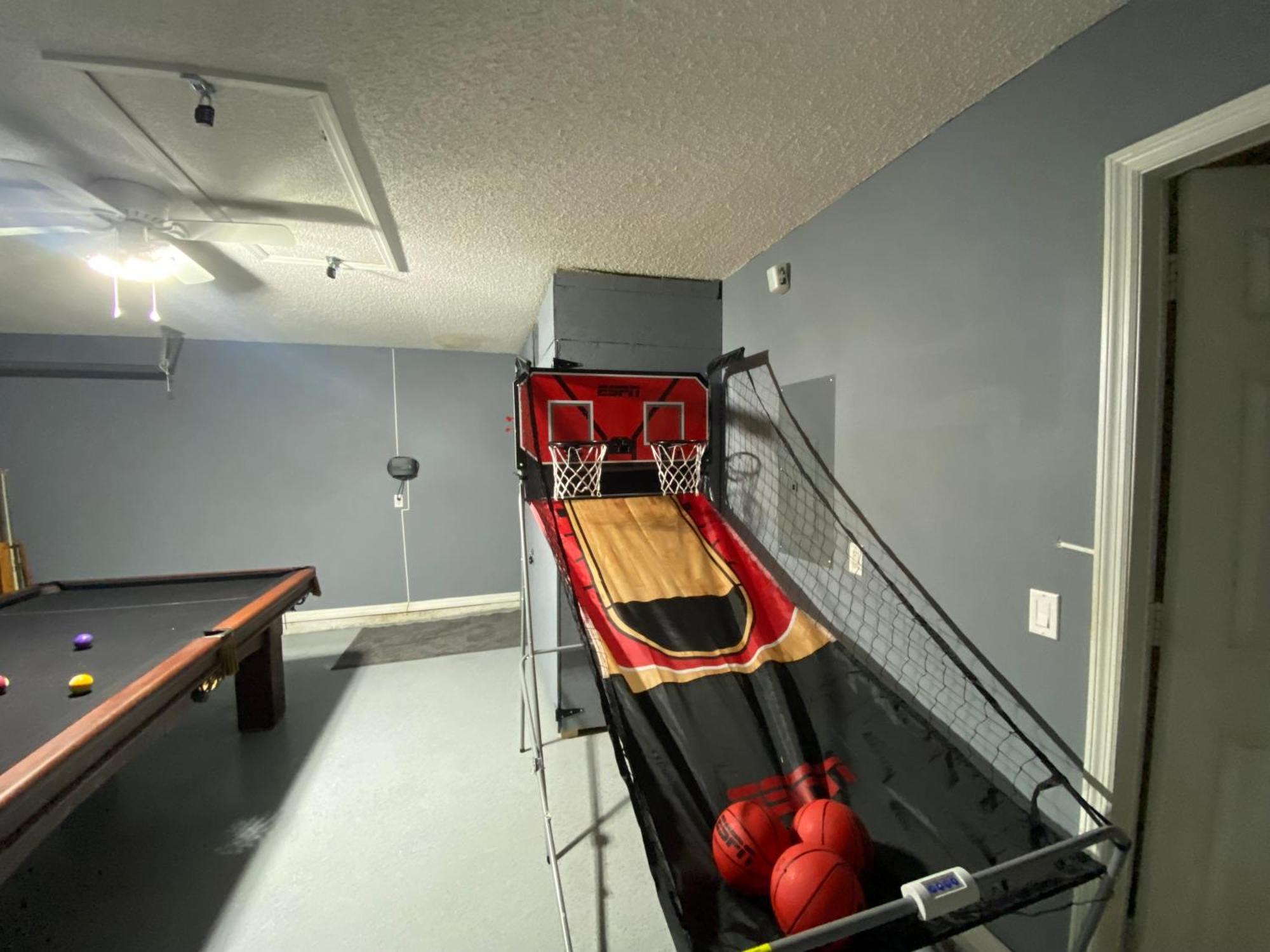 3 Bedroom With Poolside Cinema And Games Close To Theme Parks Sleeps 6 2 Holiday home