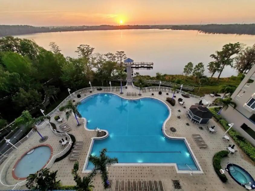 Apartment Huge Pool, Sunrise Lakeview 12th Floor Near Disney