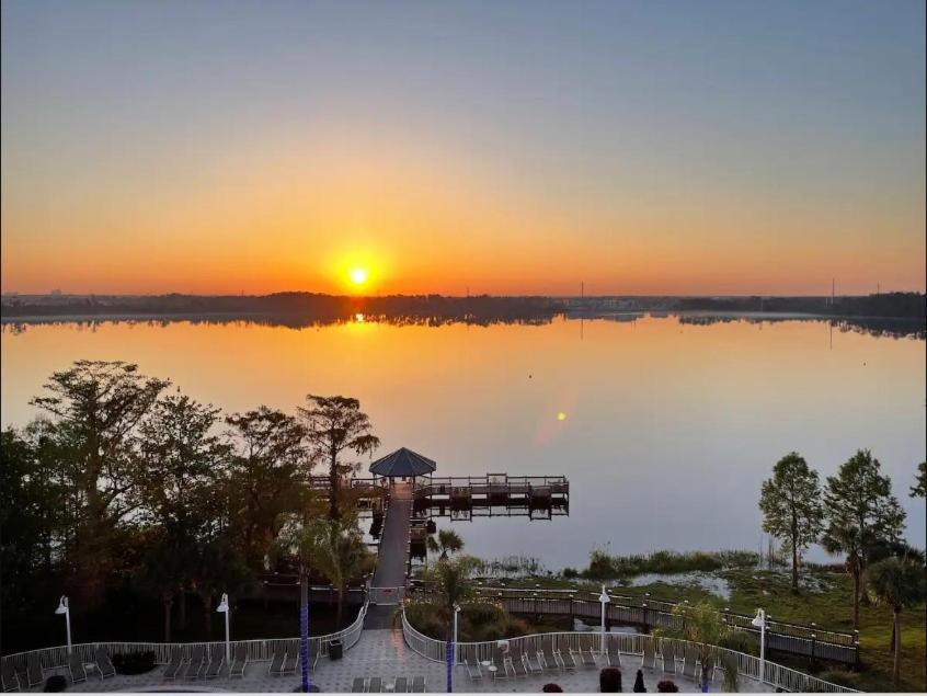 Huge Pool, Sunrise Lakeview 12th Floor Near Disney Apartment Orlando