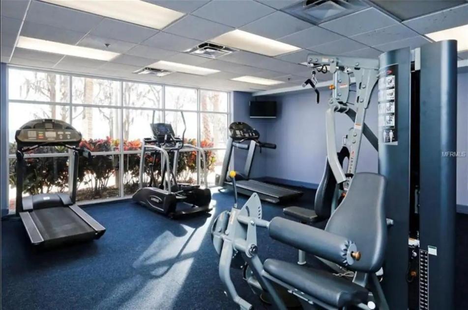 Huge Pool, Sunrise Lakeview 12th Floor Near Disney *