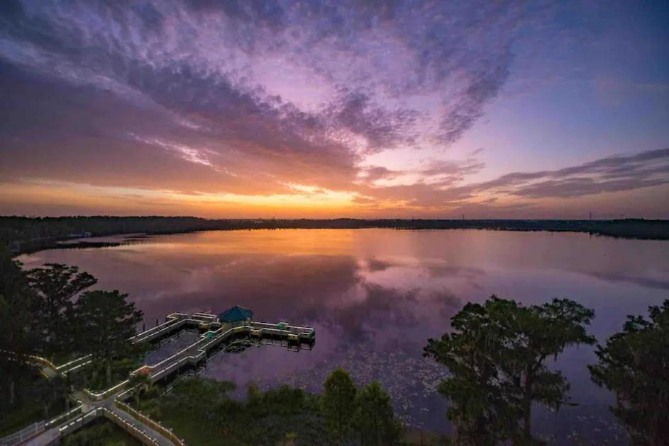 Huge Pool, Sunrise Lakeview 12th Floor Near Disney Apartment *