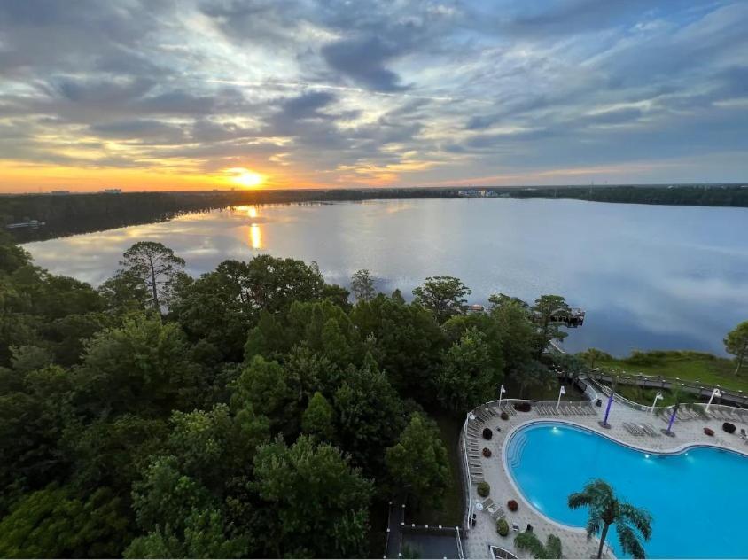 Huge Pool, Sunrise Lakeview 12th Floor Near Disney Apartment *