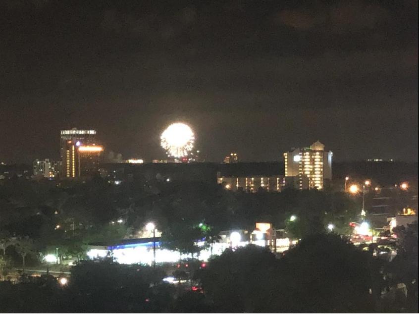 Huge Pool, Sunrise Lakeview 12th Floor Near Disney Apartment *