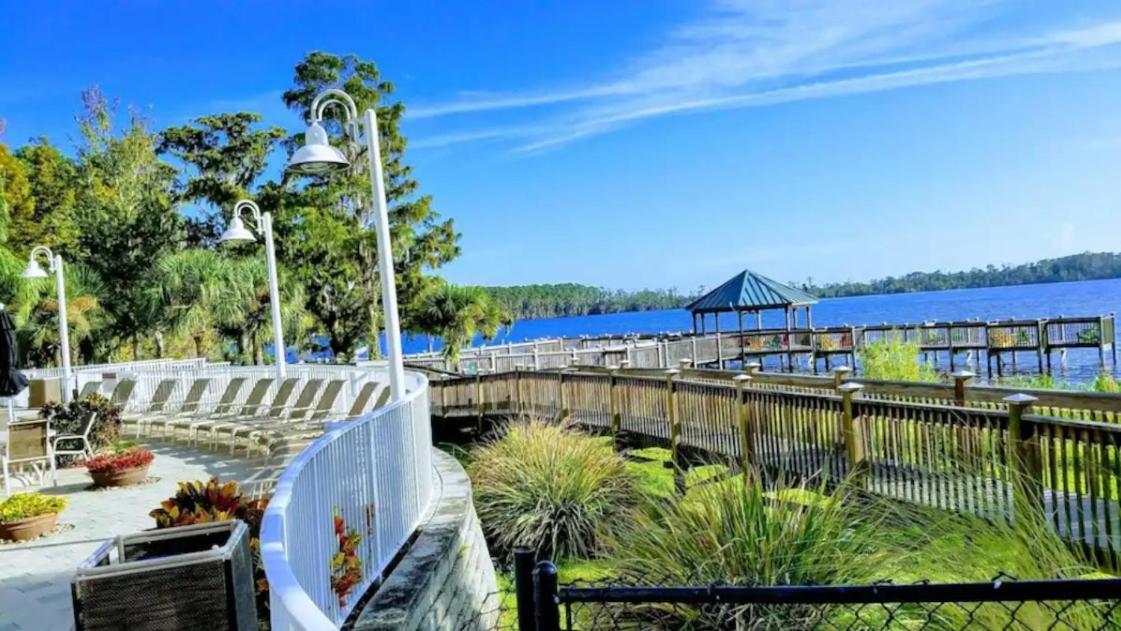 Huge Pool, Sunrise Lakeview 12th Floor Near Disney Apartment *