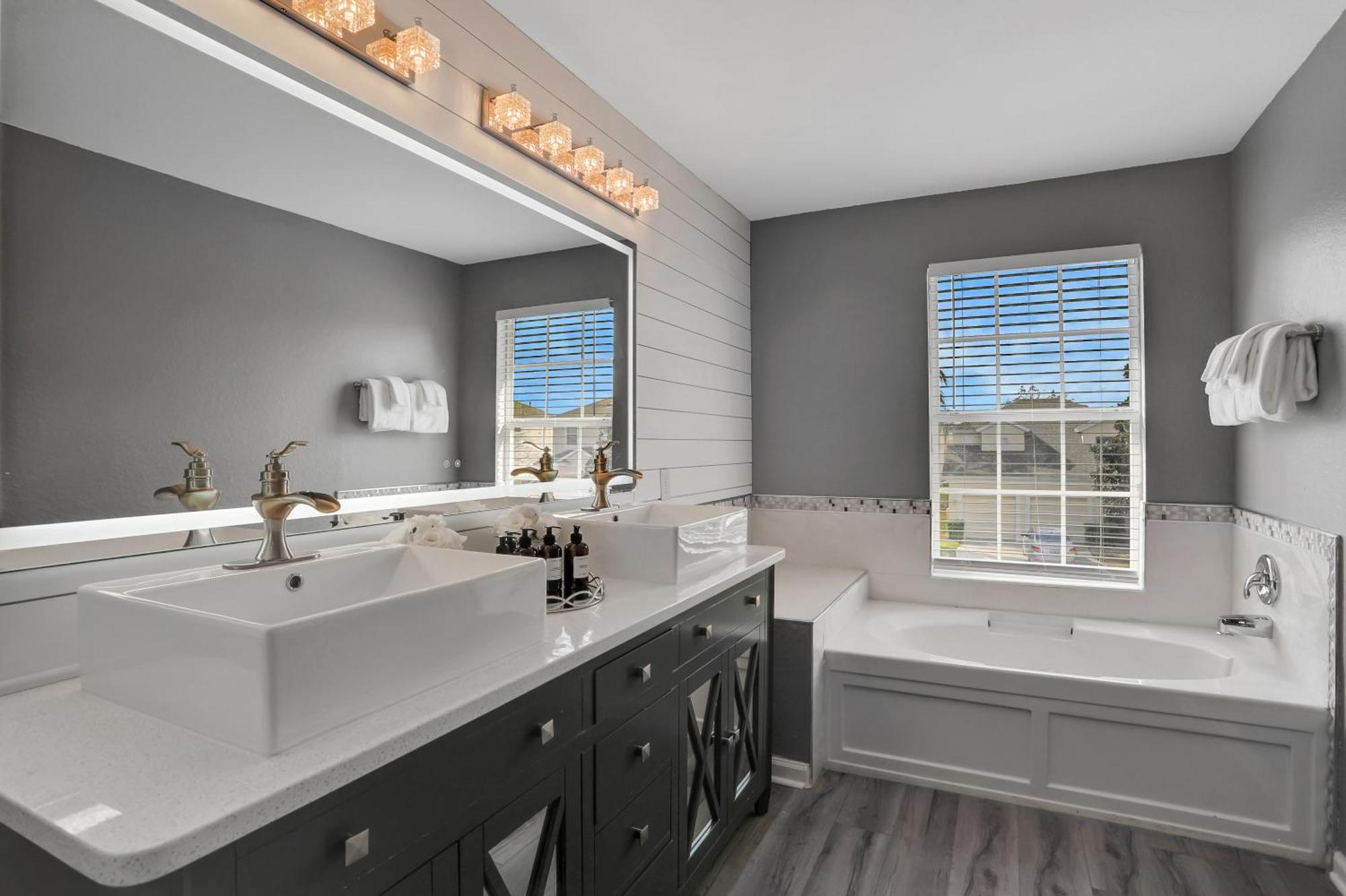 Themed Luxury 6br Getaway With Amenities *