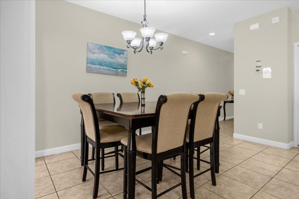 4 Bedrooms - 3 Bathrooms - Paradise Palms 8963 Cat *