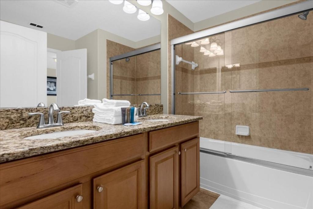 4 Bedrooms - 3 Bathrooms - Paradise Palms 8963 Cat Orlando