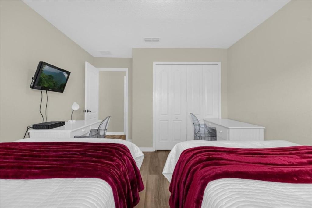 4 Bedrooms - 3 Bathrooms - Paradise Palms 8963 Cat