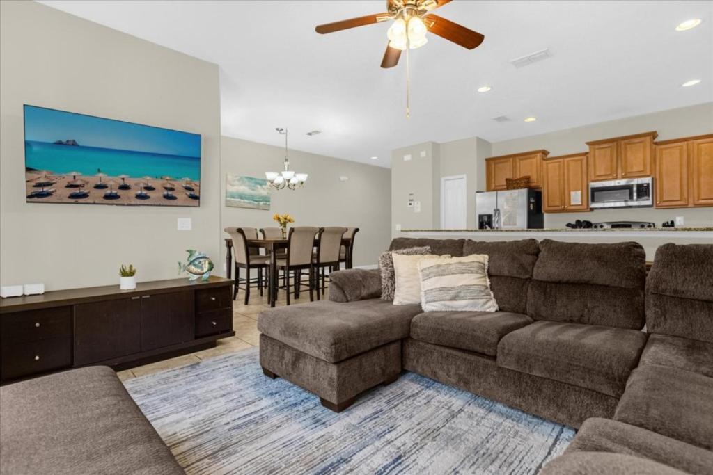 4 Bedrooms - 3 Bathrooms - Paradise Palms 8963 Cat Orlando