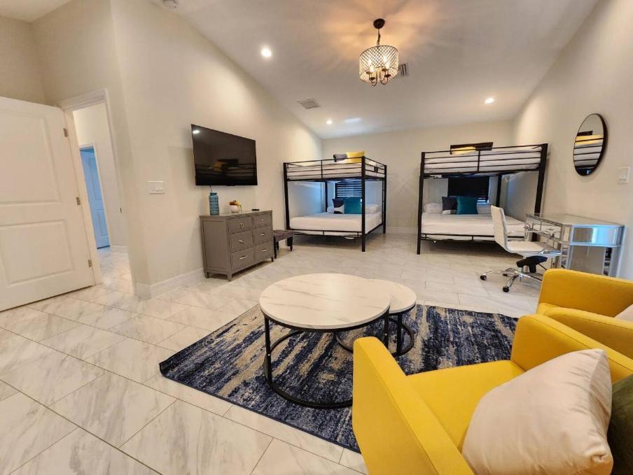 The Orlando@college Park. Sleeps16 *