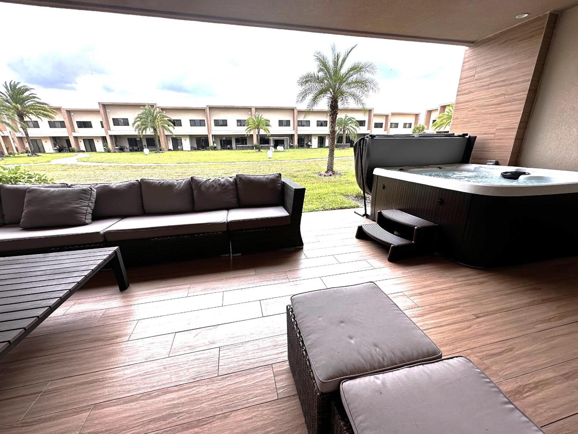 7458 Magic Village 3suites 8guests Jacuzzi 8 Min