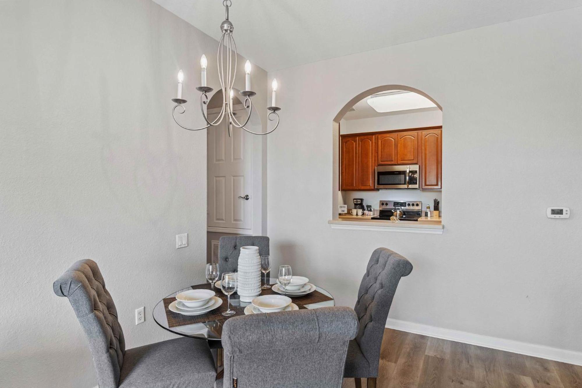 Cozy Lakeview W Free Access Apartment
