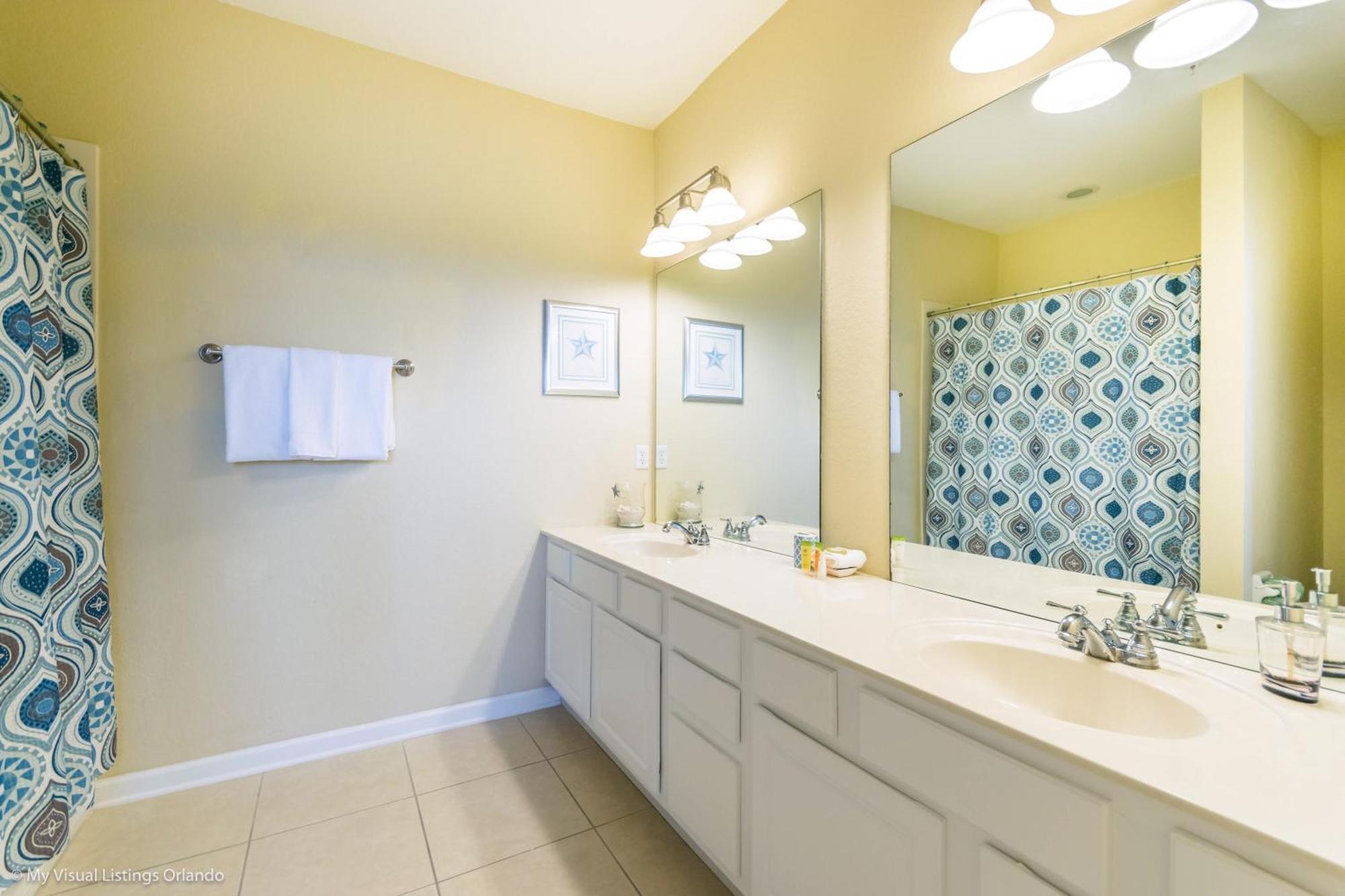 Spacious Vista Cay Townhome Newly Furnished Holiday home