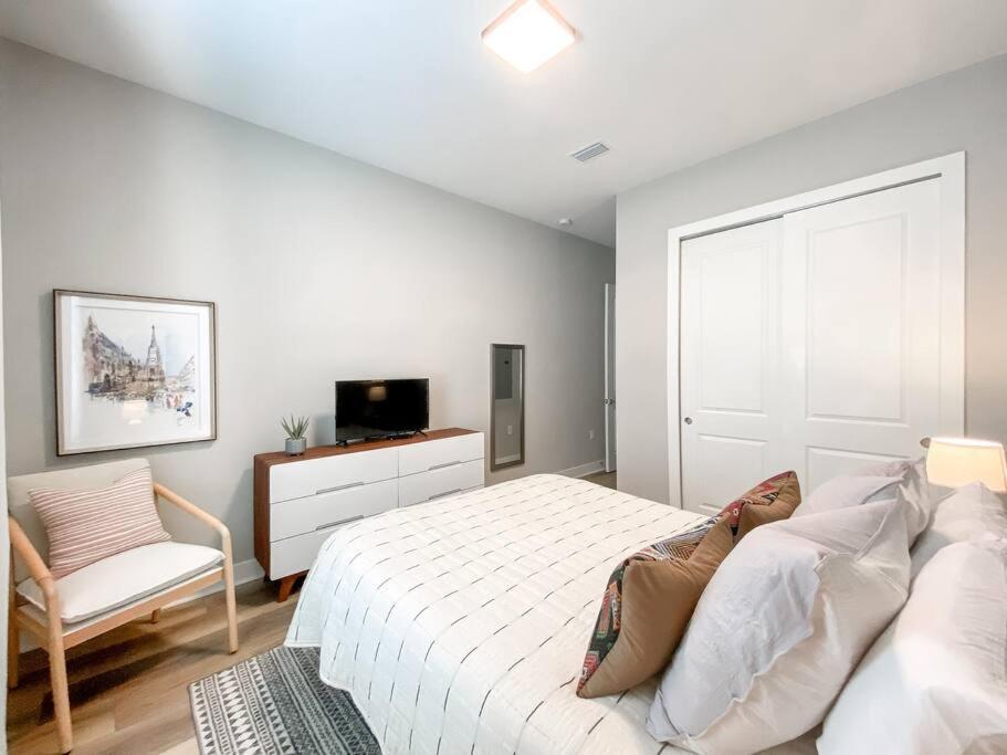 Brand New 3 Bedroom Near Disney / Wi-fi / Parking