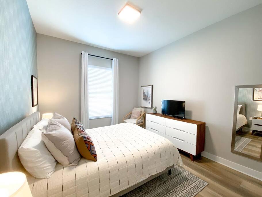 Holiday home Brand New 3 Bedroom Near Disney / Wi-fi / Parking