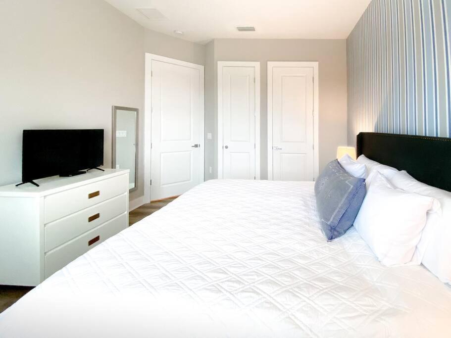 Brand New 3 Bedroom Near Disney / Wi-fi / Parking Holiday home