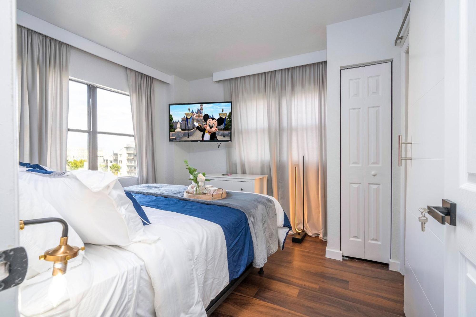 Cozy 2br Condo-modern-best Location-6165 Holiday home *