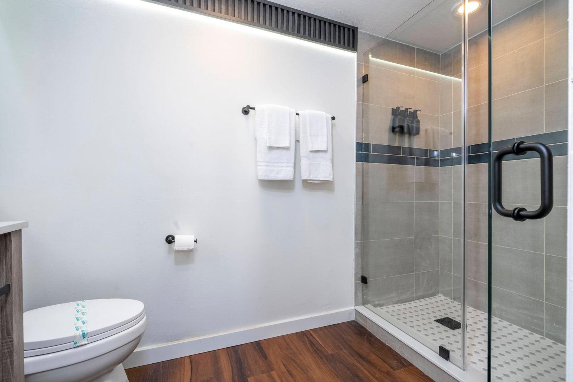 Cozy 2br Condo-modern-best Location-6165 Holiday home