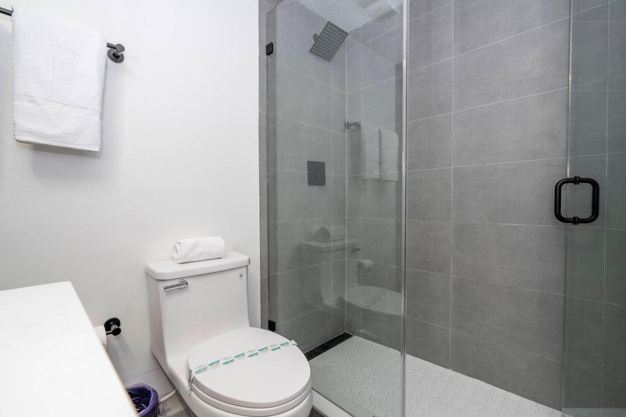 Cozy 2br Condo-modern-best Location-6165 *