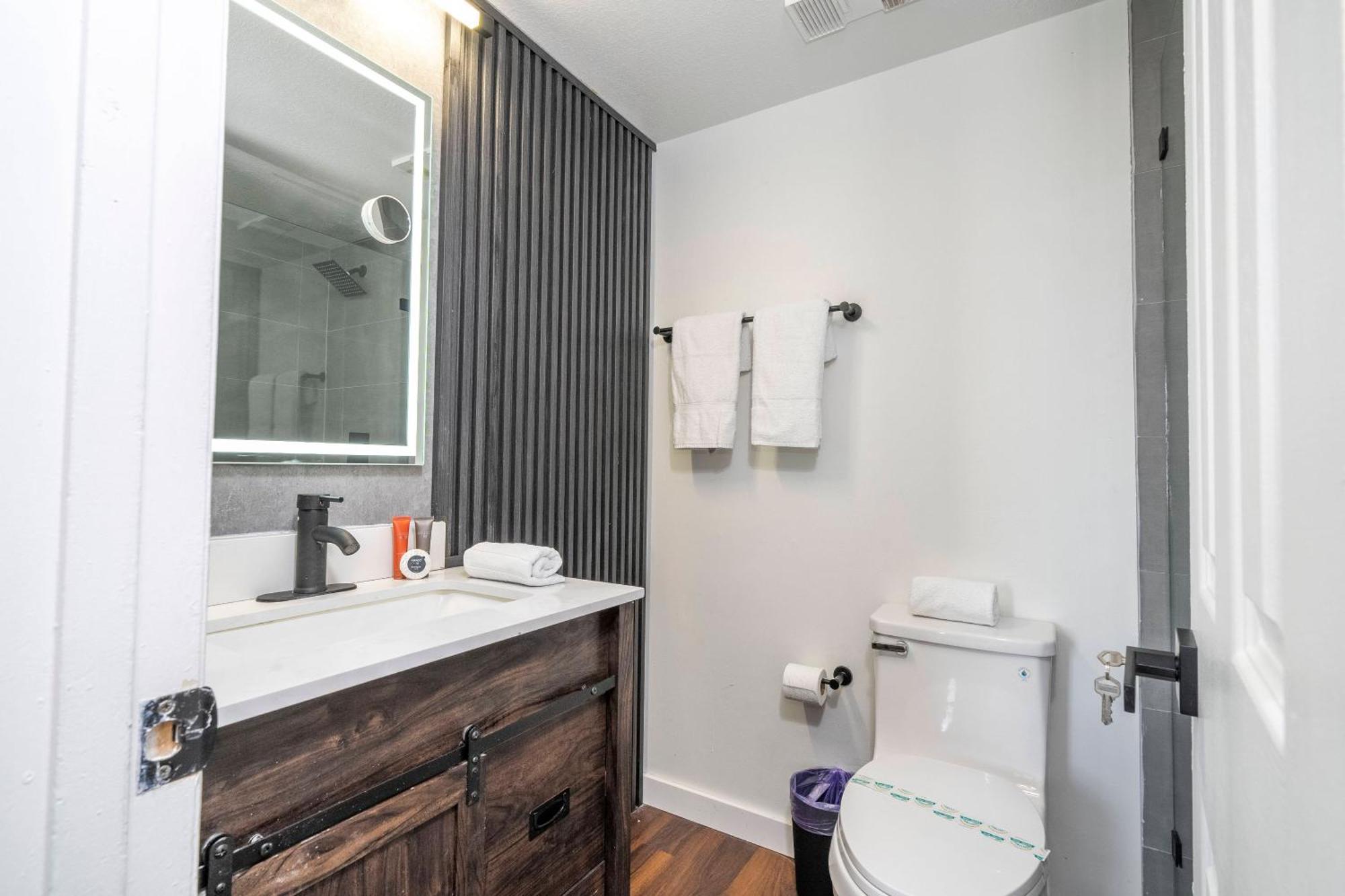 Holiday home Cozy 2br Condo-modern-best Location-6165 *