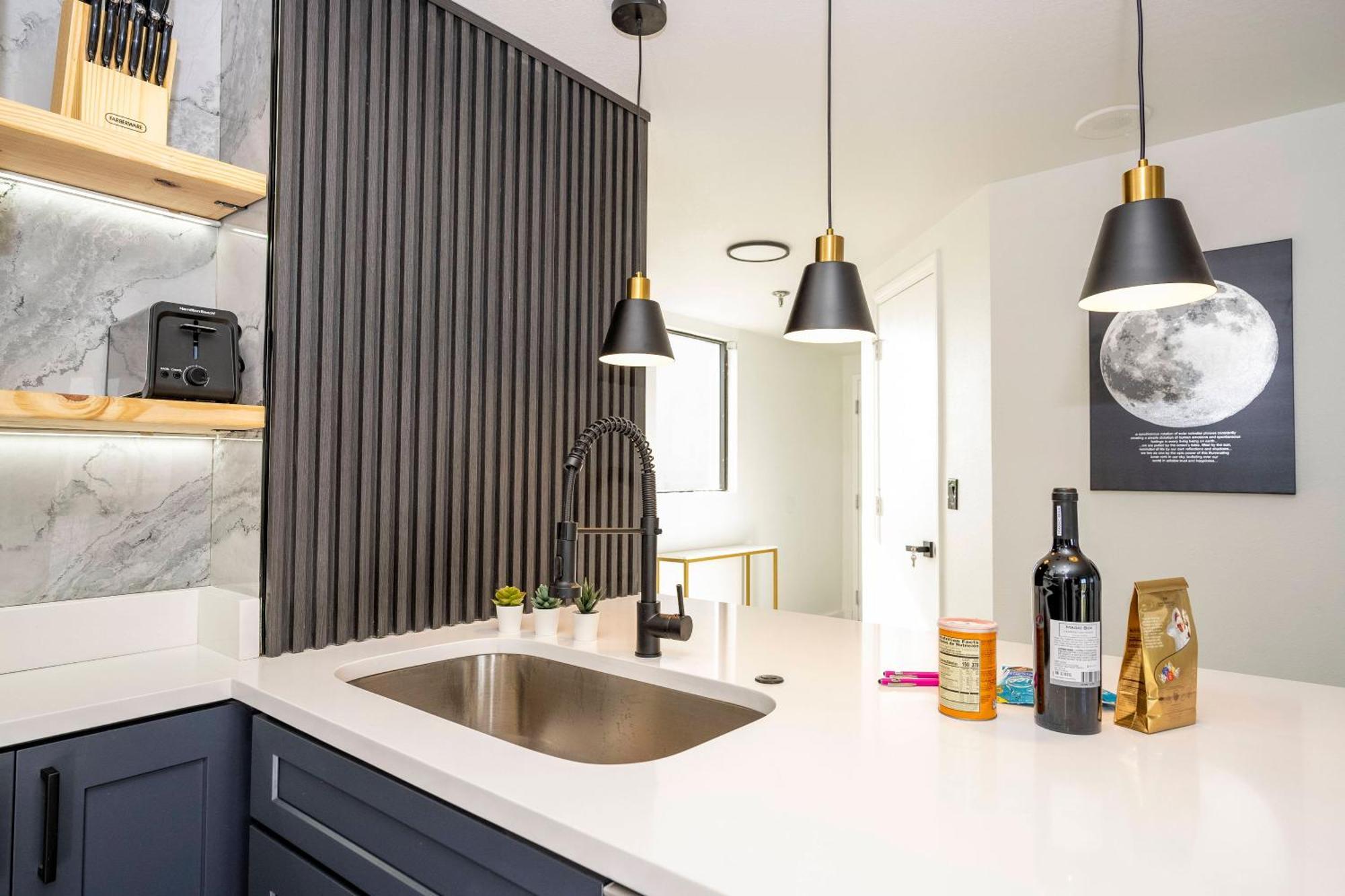 Cozy 2br Condo-modern-best Location-6165 Holiday home