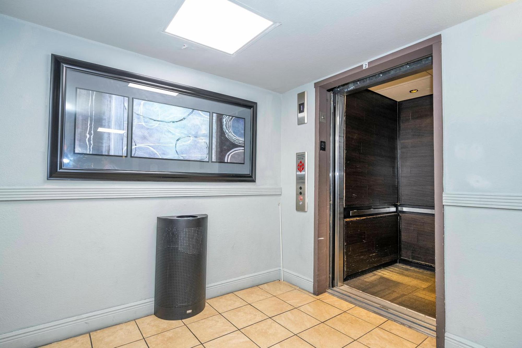 Cozy 2br Condo-modern-best Location-6165 *