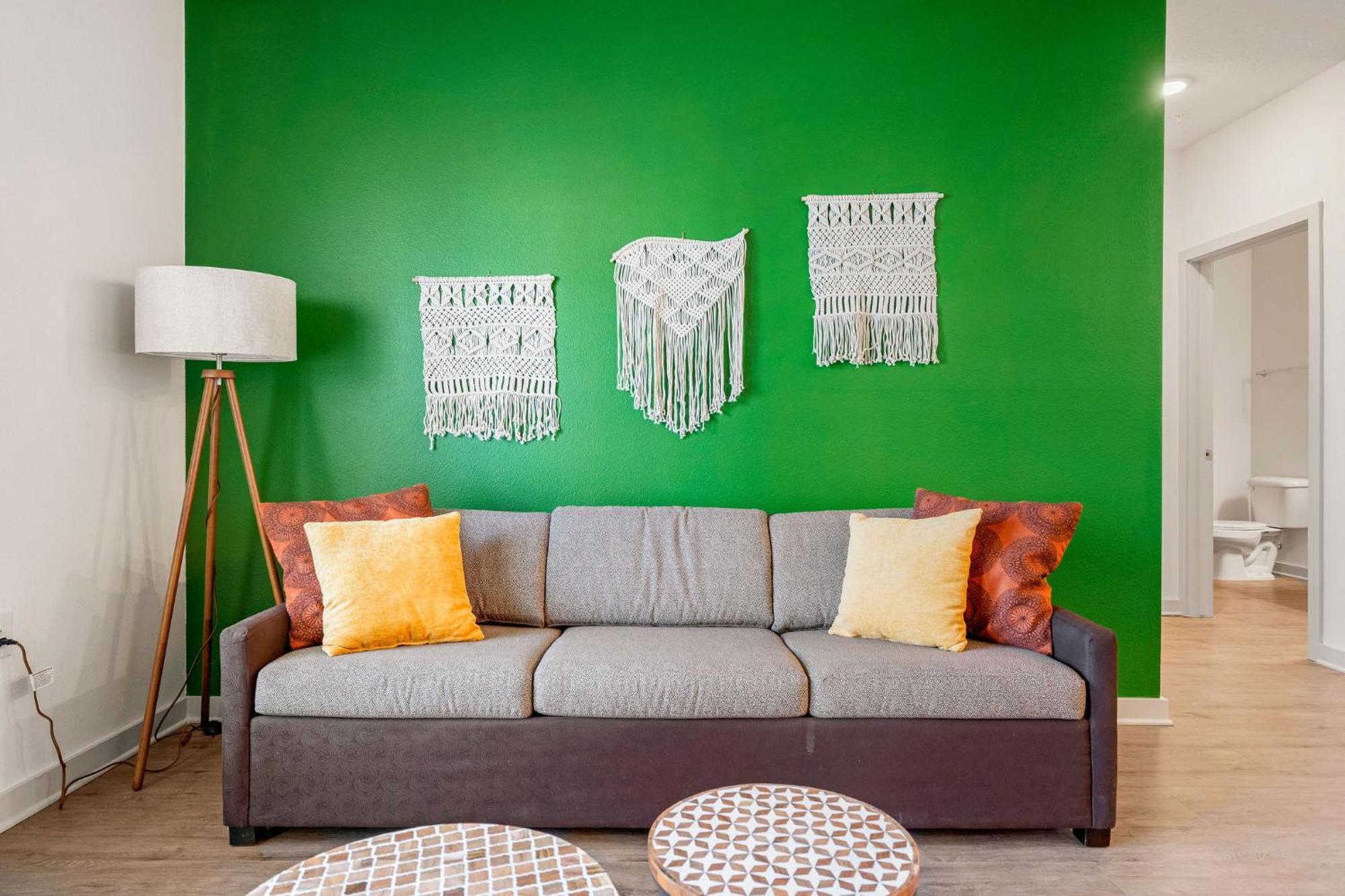 Complete Cozy 2bed 10 Min To Parks Allows Pet, Resort-style Amenities *