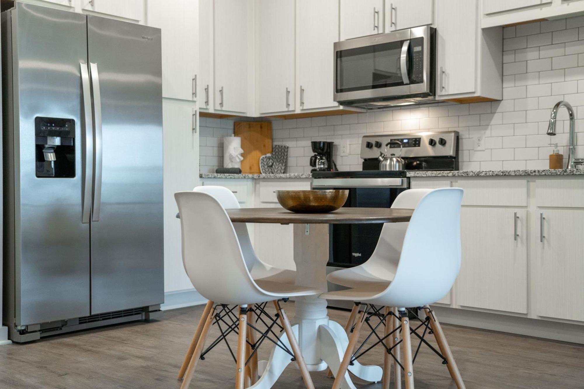 Apartment Complete Vibrant 10 Min To Parks Pet-friendly Resort-style Amenities