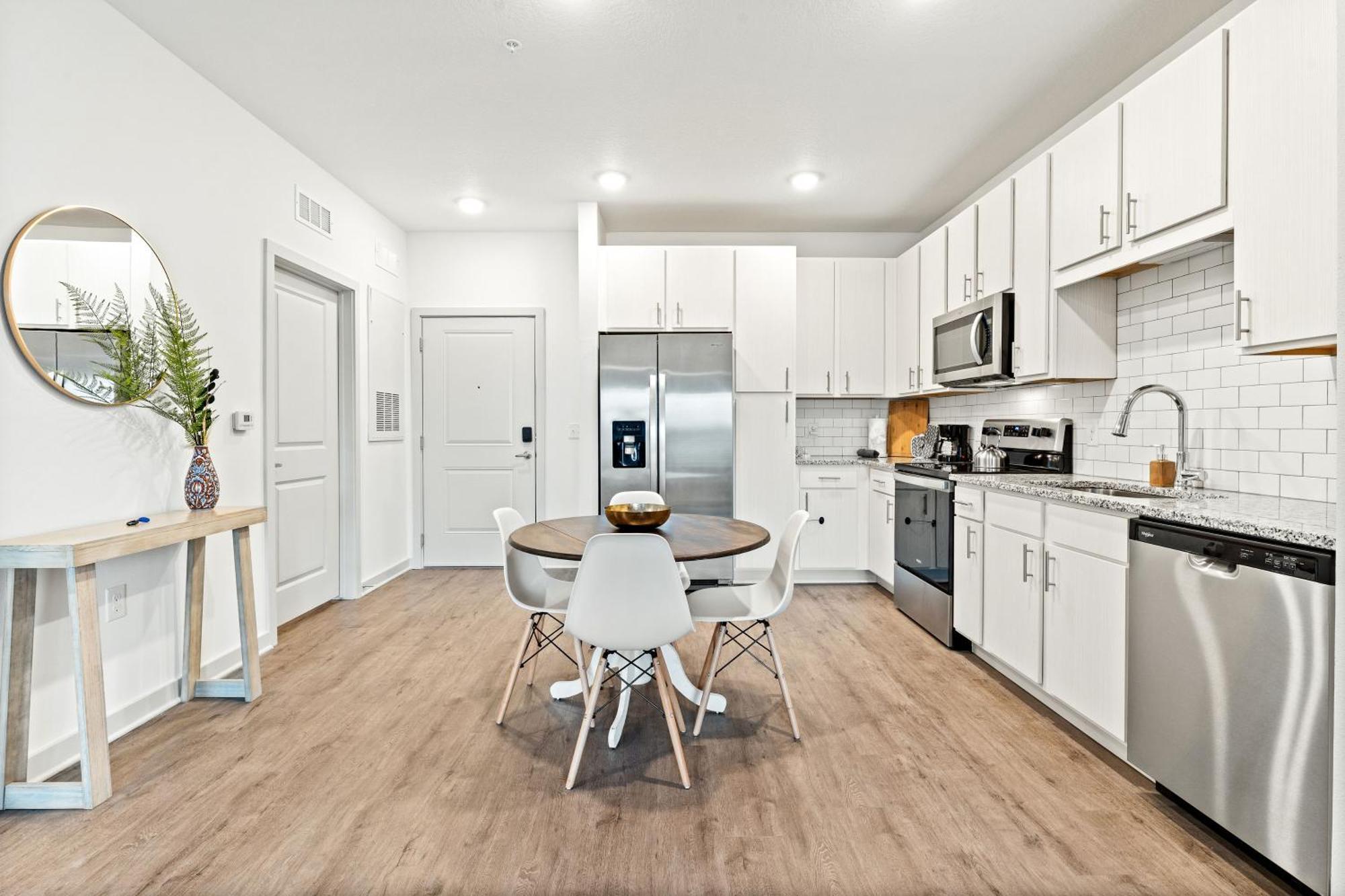 Complete Vibrant 10 Min To Parks Pet-friendly Resort-style Amenities Apartment Orlando