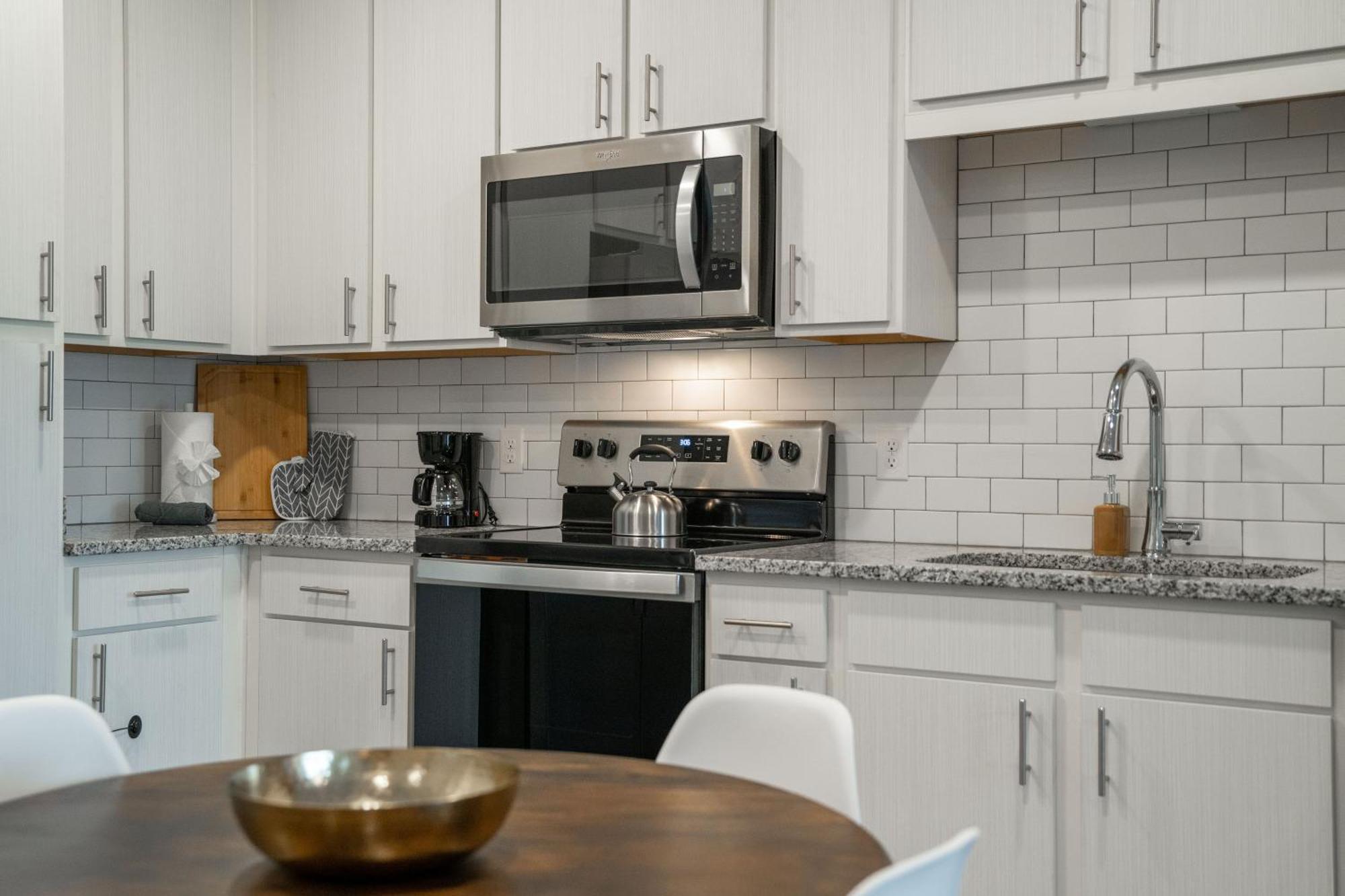 Complete Vibrant 10 Min To Parks Pet-friendly Resort-style Amenities Apartment