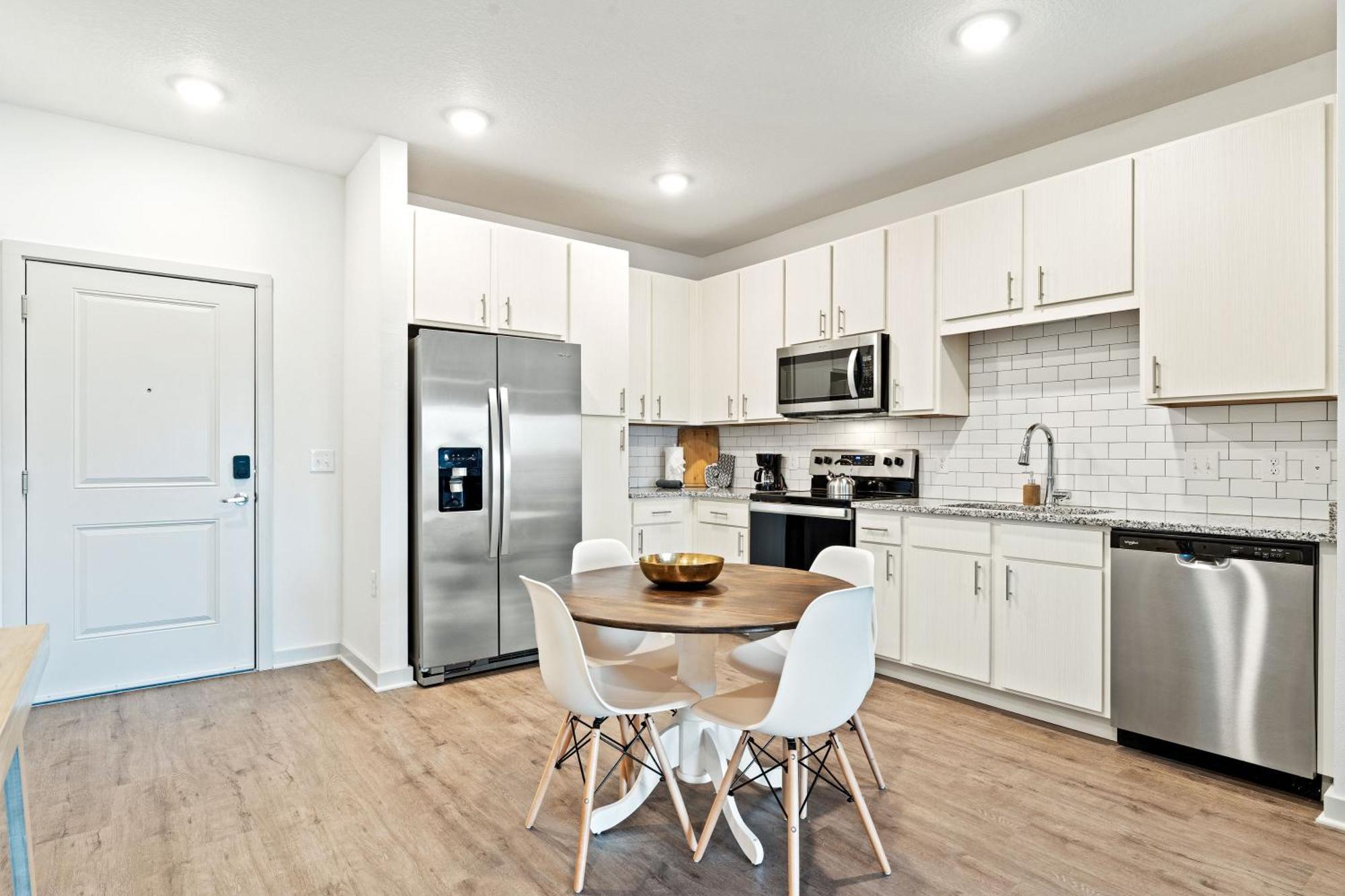 Complete Vibrant 10 Min To Parks Pet-friendly Resort-style Amenities *