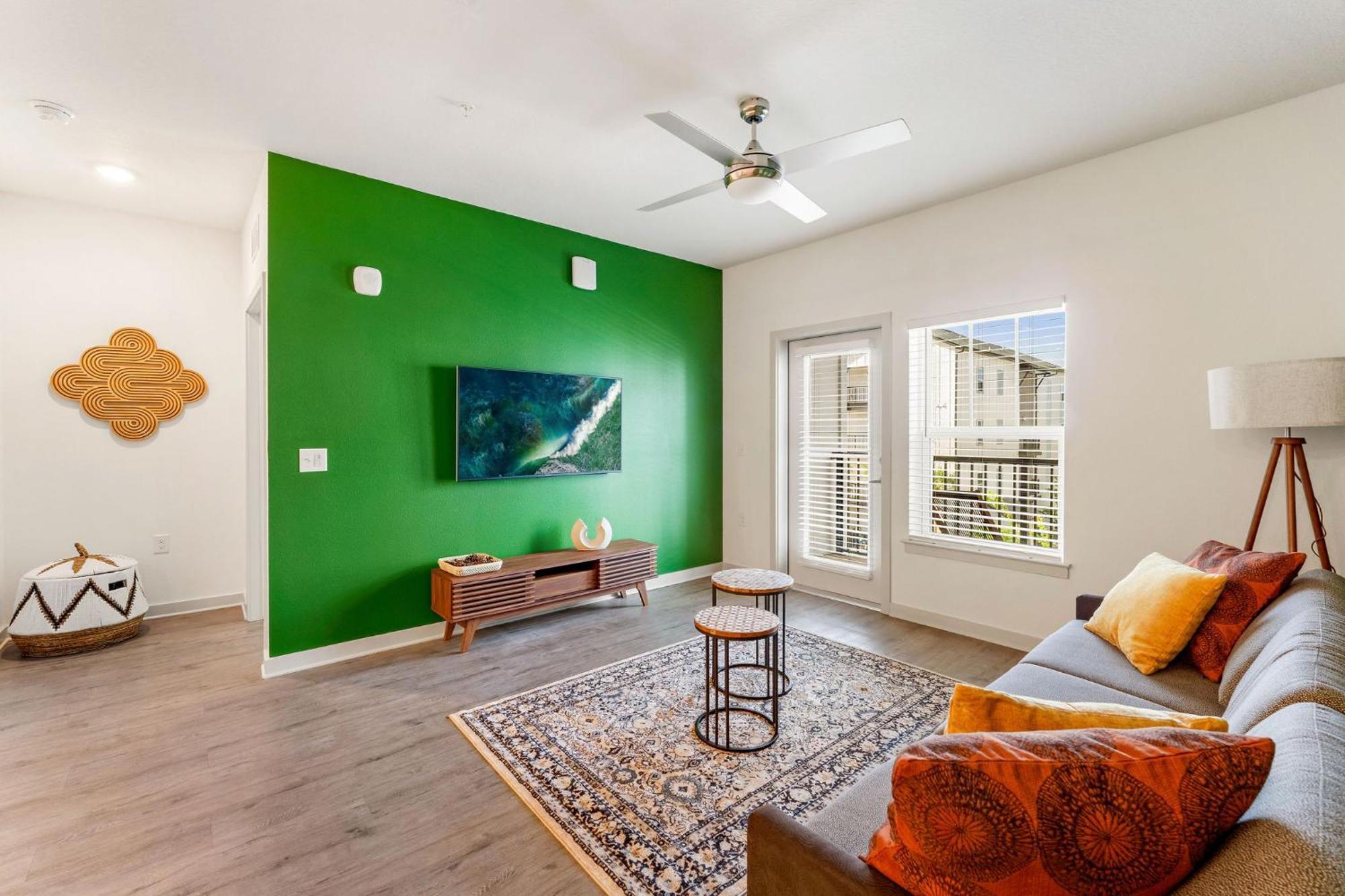 Apartment Complete Cozy 2bed 10 Min To Parks Allows Pet, Resort-style Amenities *