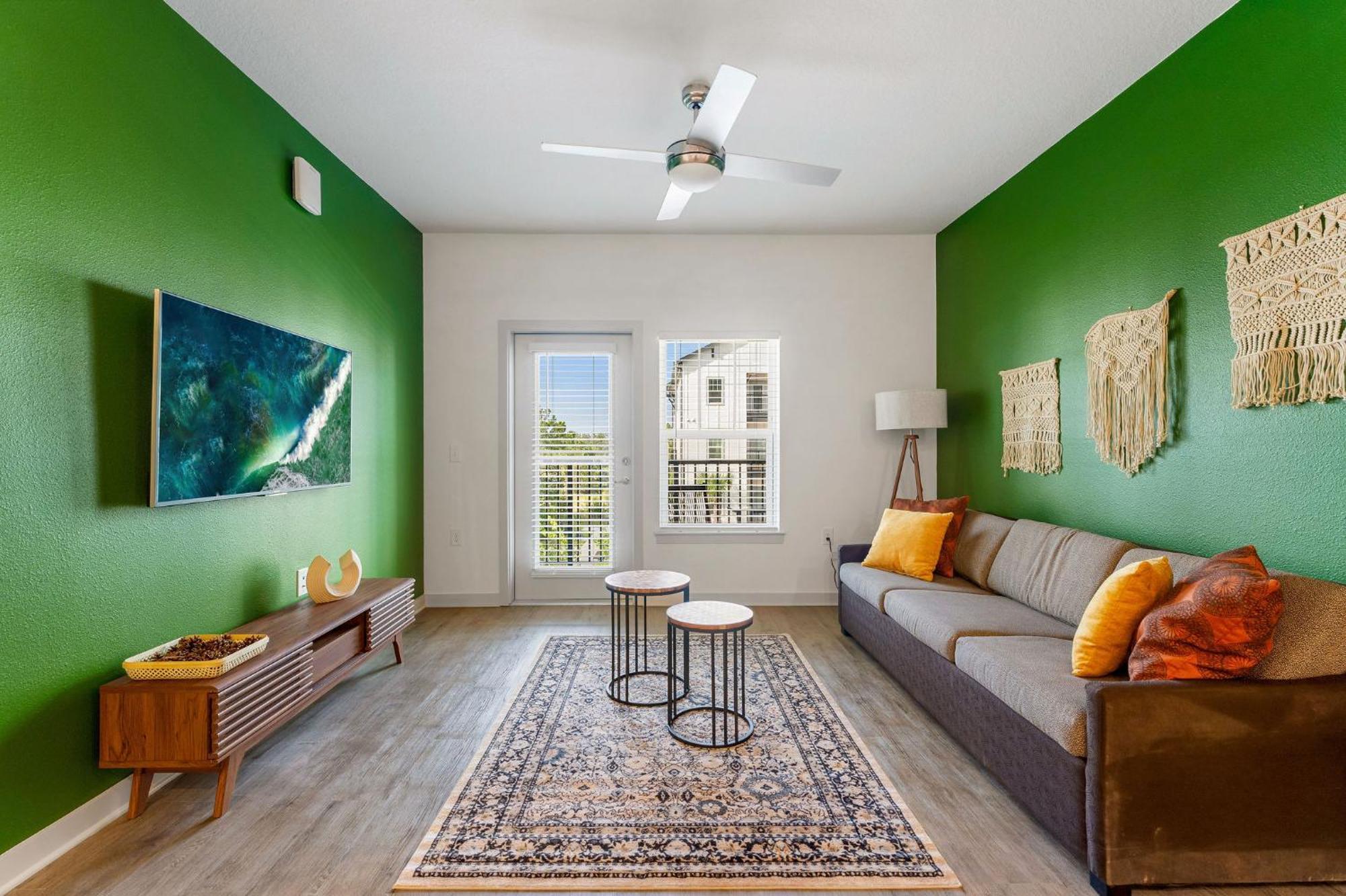 Complete Cozy 2bed 10 Min To Parks Allows Pet, Resort-style Amenities *