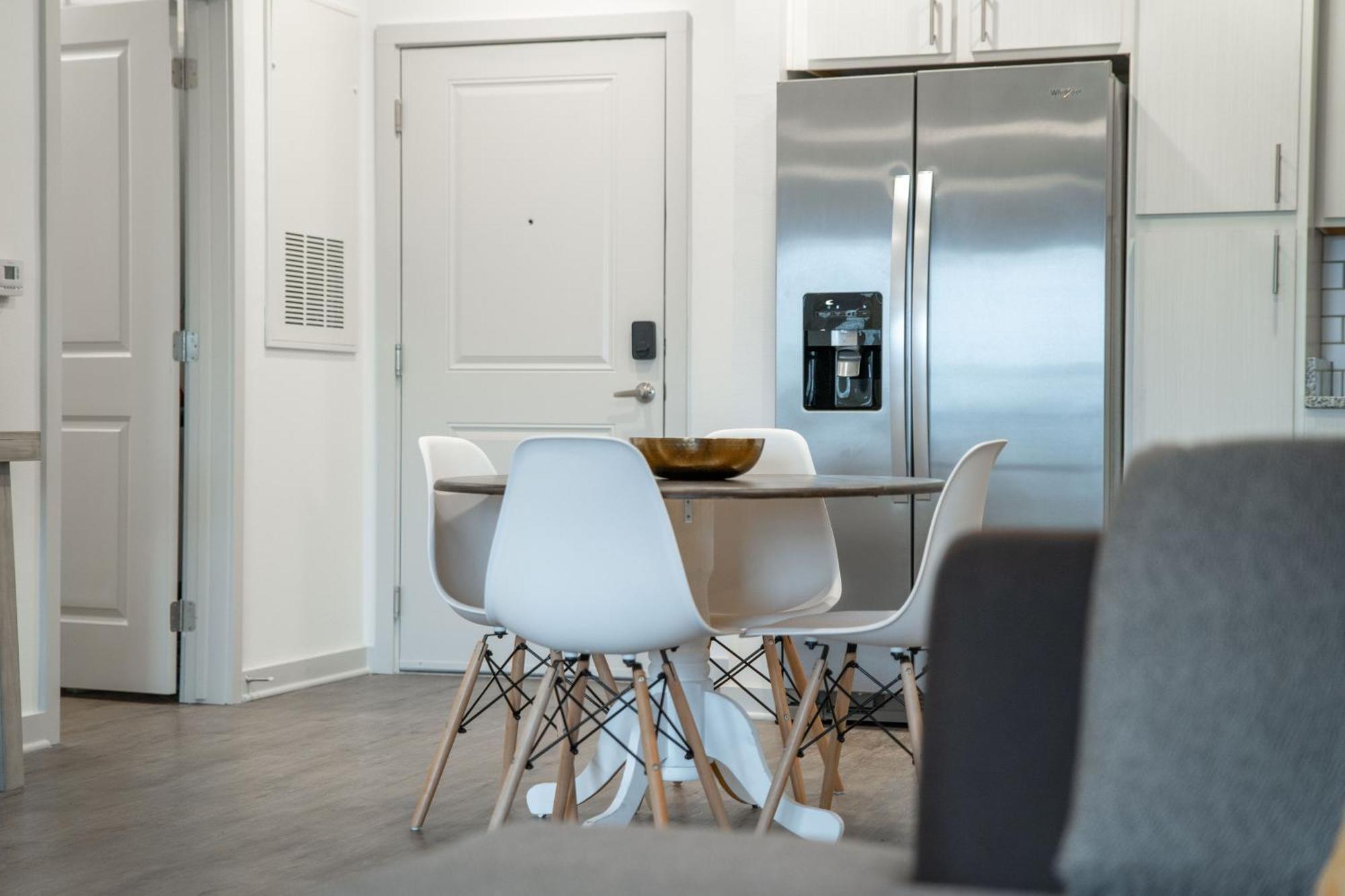 Complete Vibrant 10 Min To Parks Pet-friendly Resort-style Amenities